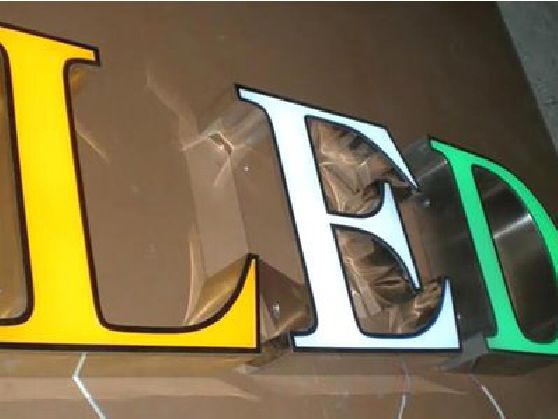 平江介绍LED招牌的基础知识。